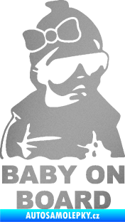 Samolepka Baby on board 001 pravá s textem miminko s brýlemi a s mašlí stříbrná metalíza