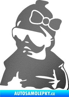 Samolepka Baby on board 001 levá miminko s brýlemi a s mašlí grafitová metalíza