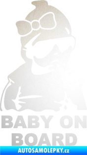 Samolepka Baby on board 001 pravá s textem miminko s brýlemi a s mašlí odrazková reflexní bílá