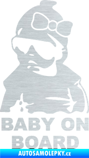 Samolepka Baby on board 001 levá s textem miminko s brýlemi a s mašlí škrábaný hliník
