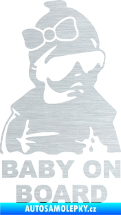 Samolepka Baby on board 001 pravá s textem miminko s brýlemi a s mašlí škrábaný hliník