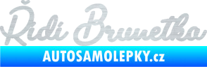Samolepka Řídí brunetka nápis škrábaný hliník