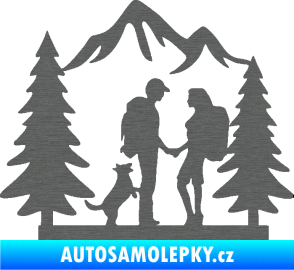 Samolepka Zamilovaná turistika 001 pravá výlet s pejskem škrábaný titan