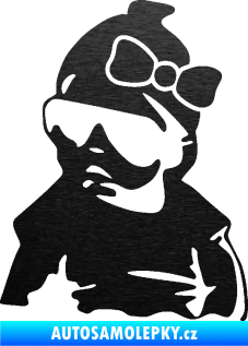 Samolepka Baby on board 001 levá miminko s brýlemi a s mašlí škrábaný kov černý
