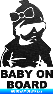 Samolepka Baby on board 001 pravá s textem miminko s brýlemi a s mašlí škrábaný kov černý