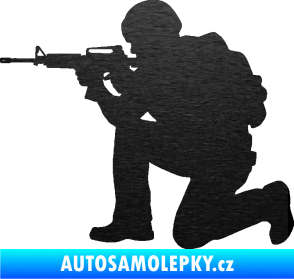 Samolepka Voják 007 levá škrábaný kov černý