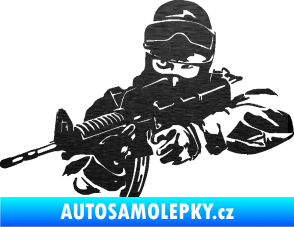 Samolepka Voják 009 levá škrábaný kov černý