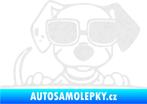 Samolepka Pes s brýlemi 101 pravá v autě Ultra Metalic bílá