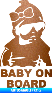 Samolepka Baby on board 001 pravá s textem miminko s brýlemi a s mašlí měděná metalíza