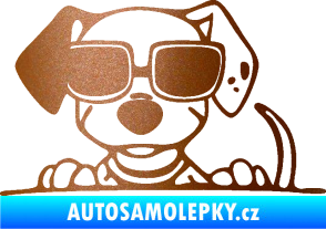Samolepka Pes s brýlemi 101 levá v autě měděná metalíza