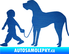Samolepka Chlapec venčí psa levá škrábaný kov modrý