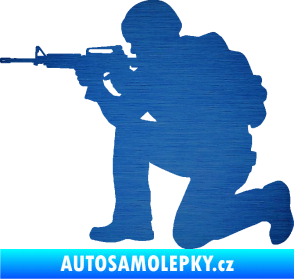 Samolepka Voják 007 levá škrábaný kov modrý