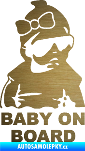 Samolepka Baby on board 001 pravá s textem miminko s brýlemi a s mašlí škrábaný kov zlatý