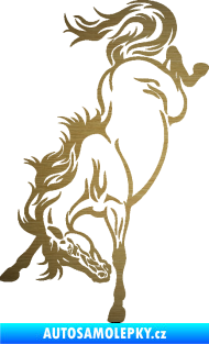 Samolepka Kůň 053 levá výkop zadníma nohama škrábaný kov zlatý