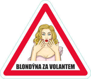 Barevná blondýna za volantem